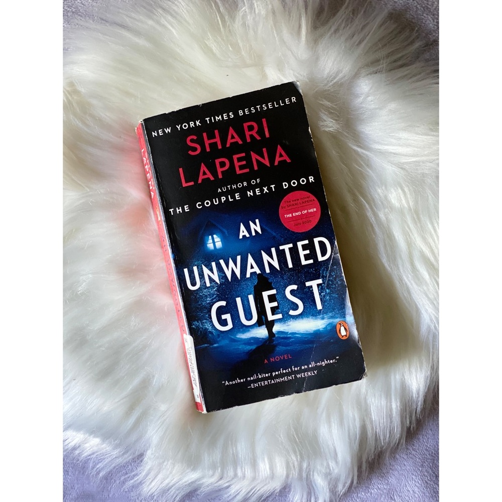 AN UNWANTED GUEST by Shari Lapena [Paperback]